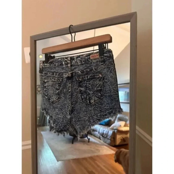 Judy Blue Distressed Shorts Size Large‎ - Picture 4 of 7